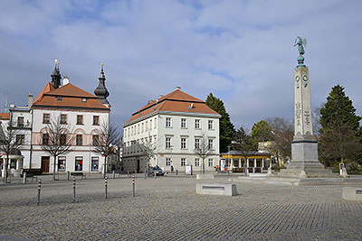 Znojmo: empírový pamätník plukovníka Kopala, náměstí Komenského, 27.3.2022 Znojmo