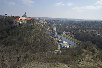Znojmo: výhľad z Hradišťa, údolie rieky Dyje, 27.3.2022 Znojmo