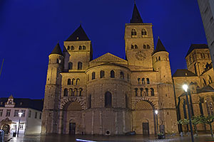 Trier: katedrála sv. Petra, Trierer Dom, Hohe Domkirche St. Peter zu Trier, Domfreihof, 11.5.2023 Trier