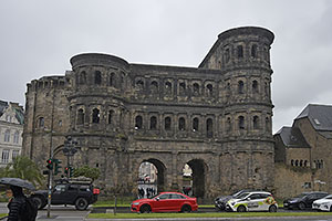 Trier: Porta Nigra, jedna zo 4 brán starovekého mesta Augusta Treverorum, 12.5.2023 Trier