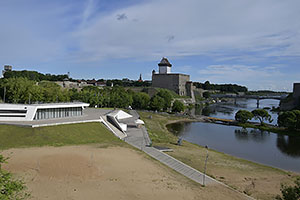 Narva: Narva linnus, Hermanni linnus, hrad Hermann, plážový dom, Joaoru rannahoone, 15.7.2022 Narva