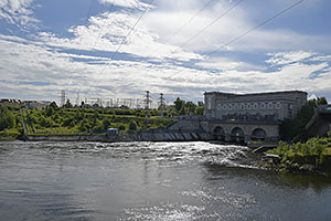 Narva: hranica s Ruskom, vodná elektráreň Narva, hüdroelekrijaam, 15.7.2022 Narva