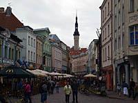Tallinn: Viru, v pozadí veža radnice, 2.8.2013 Tallinn