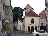Tallinn: Rüütli, v pozadí bašta Kiek in de Kök, 2.8.2013 Tallinn