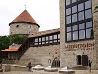Tallinn: vpravo Neitsitorn (Panenská veža), vľavo bašta Kiek in de Kök (kuk do kuchyne), 2.8.2013 Tallinn