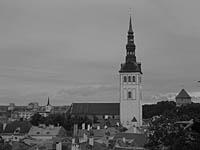 Tallinn: pohľad z Horného mesta (Toompea) na kostol sv. Mikuláša, 2.8.2013 Tallinn