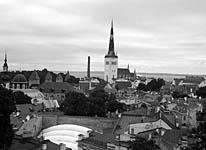 Tallinn: pohľad z Horného mesta (Toompea) na kostol sv. Olafa (Oleviste kirik), 2.8.2013 Tallinn