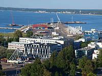 Tallinn: pohľad z veže kostola sv. Olafa na prístav, 2.8.2013 Tallinn