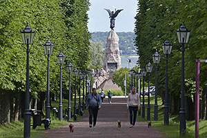 Tallinn: Kadriorg, Kadrioru park, v pozadí Russalka Memorial, 16.7.2022 Tallinn