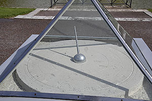 Tallinn: Kadriorg, Kadrioru park, Päikesekell, slnečné hodiny, 16.7.2022 Tallinn