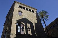 Barcelona: Carrer de Santa Llúcia s tieňom veže kaplnky de Santa Llúcia, 12.3.2016 Barcelona