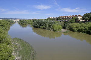 Córdoba: Rio Guadalquivir, výhľad na mesto z Puente de San Rafael, 17.4.2023 Córdoba