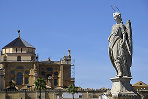 Córdoba: Puente Romano, Triunfo de San Rafael, 17.4.2023 Córdoba