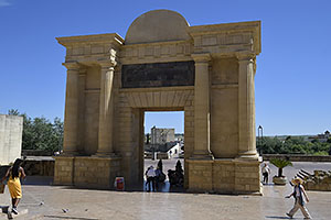 Córdoba: Puerta del Puente, 17.4.2023 Córdoba