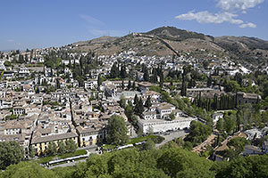 Granada: Alhambra, výhľad z Palacios Nazaríes na Albaicín, 20.4.2023 Granada