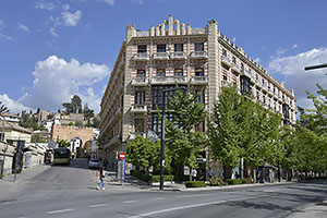 Granada: Puerta de Elvira, Calle Gran Vía de Colón, 20.4.2023 Granada
