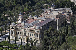 Málaga: výhľad z Castillo de Gibralfaro, Ayuntamiento de Málaga, 15.4.2023 Málaga