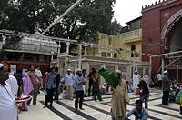 Dilli: Nizamuddin Dargah a Jamaat Khana, 23.2.2015 Dilli