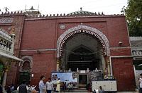Dilli: Nizamuddin Dargah a Jamaat Khana, 23.2.2015 Dilli