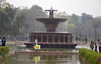Dilli: fontána pri India gate, 24.2.2015 Dilli