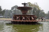 Dilli: fontána pri India gate, 24.2.2015 Dilli