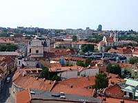 Vilnius: pohľad zo zvonice, vľavo dominikánsky kostol sv. Ducha, vpravo kostol sv. Kataríny, 7.8.2013 Vilnius