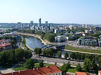 Vilnius: pohľad z Gediminovej veže horného hradu na Mindaugov most, 7.8.2013 Vilnius