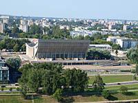Vilnius: pohľad z Gediminovej veže horného hradu na palác koncerov a športu, 7.8.2013 Vilnius