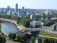 Vilnius: pohľad z Gediminovej veže horného hradu na Mindaugov most, 7.8.2013 Vilnius