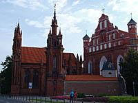 Vilnius: kostol sv. Františka a sv. Bernarda a kostol sv. Anny (Šv. Onos bažnyčia), 7.8.2013 Vilnius