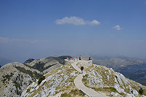 Čierna Hora: Nacionalni Park Lovćen, Jezerski (1657 m), mauzóleum Petara II Petrovića-Njegoša, 20.8.2021 Cierna Hora