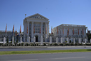 Skopje: Boulevard Ilinden, úrad vlády, 8.8.2021 Skopje