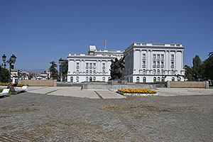 Skopje: Boulevard Ilinden, úrad vlády, 8.8.2021 Skopje