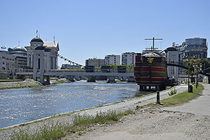 Skopje: rieka Vardar, divadelný most, 8.8.2021 Skopje