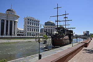 Skopje: rieka Vardar, 8.8.2021 Skopje