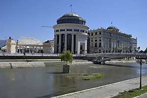 Skopje: kolonáda, generálna prokuratúra, Most umenia, 8.8.2021 Skopje