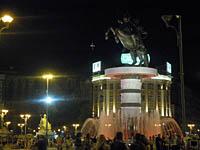 Skopje: pamätník Alexandra Macedónskeho s hrajúcou fontánou, Námestie Makedonija, 18.8.2012 Skopje