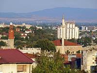 Skopje: pohľad na mesto, vľavo je hodinová veža (Saat kula), vpravo mešita sultána Murada, 18.8.2012 Skopje