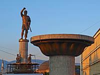 Skopje: socha vojaka - mal by to byť Filip II. Macedónsky, 18.8.2012 Skopje