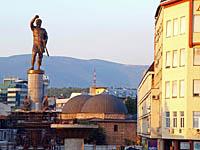 Skopje: socha vojaka (Filip II. Macedónsky), dole vidno Daut Paša Hammam, 18.8.2012 Skopje