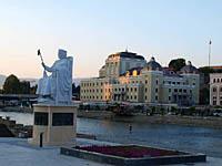 Skopje: byzantský cisár Justinián I. a národné divadlo, 18.8.2012 Skopje