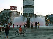 Skopje: fontána, 18.8.2012 Skopje