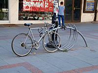 Skopje: stojan na bicykle ladí s bicyklom, 19.8.2012 Skopje