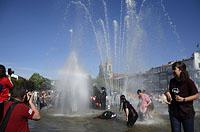 Braga: študentské oslavy Enterro da Gata vo fontáne, 15.5.2019 Braga