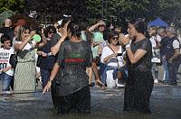 Braga: študentské oslavy Enterro da Gata vo fontáne, 15.5.2019 Braga