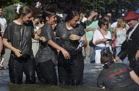 Braga: študentské oslavy Enterro da Gata vo fontáne, 15.5.2019 Braga