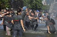 Braga: študentské oslavy Enterro da Gata vo fontáne, 15.5.2019 Braga
