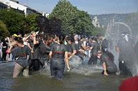 Braga: študentské oslavy Enterro da Gata vo fontáne, 15.5.2019 Braga