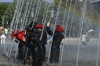 Braga: študentské oslavy Enterro da Gata vo fontáne, 15.5.2019 Braga