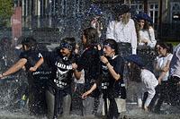 Braga: študentské oslavy Enterro da Gata vo fontáne, 15.5.2019 Braga